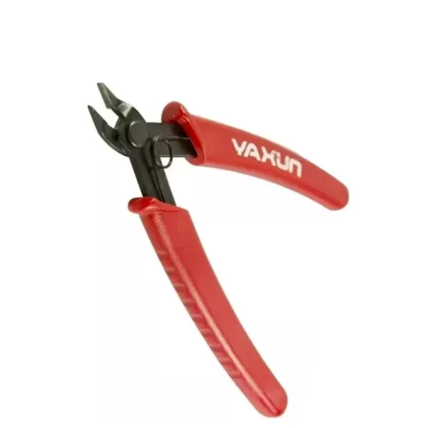 Alicate De Corte Profissional Yaxun YX-109 O Alicate para Corte é uma ferramenta desenvolvida para quem trabalha com componentes eletrônicos como, por exemplo, placas de circuito impresso onde é necessário cortar pequenos fios ou terminais com maior precisão. Para alcançar diferentes locais o Alicate para Corte de Precisão possui formato pequeno e pontas finas para alcançar locais de difícil acesso, sua cabeça conta com lâminas extremamente afiadas e articulação suave que garante precisão, conforto e agilidade. Destaque-se que o Alicate para Corte de Precisão é muito resistente e durável, podendo também ser utilizado para diversas outras finalidades a depender da necessidade do usuário.